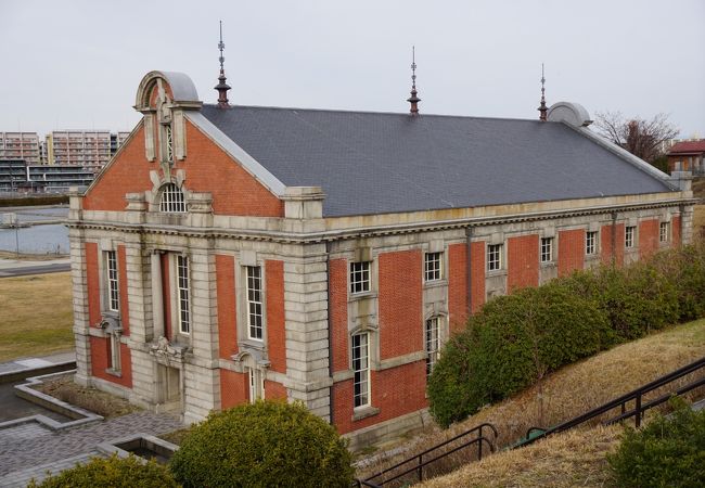 いかにも頑丈そうな建物です