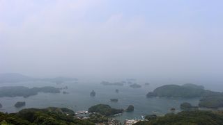 駐車場から山道を歩いていく必要があります。