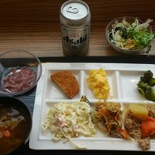 無料朝食。缶ビールは210円です。