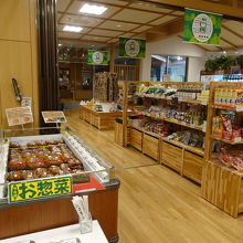 ウッディーな雰囲気の売店