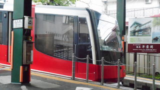 箱根登山電車と同じ様な色のケーブルカーでした。