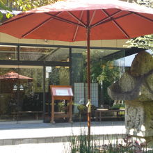 水神苑の内部の様子です。店の前に、休憩等で休む場所があります