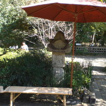 水神苑の店の前には、休憩用の席が準備されています。陽除けの傘