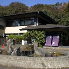 深大寺の西の水神苑の入口です。駐車場へのロータリーがあります