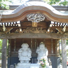 深大寺の水神苑の傍には、えびす様の石像が置かれています。