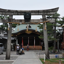 えびすさまが鳥居に飾られている