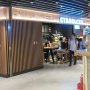 空港内の新しい飲食店モールの一角にありました。