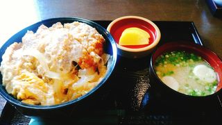 (氏金)　寿司とカツ丼のお店で、特にカツ丼が有名です