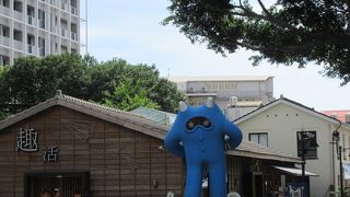 10代後半から20代の若者が多いアートな空間。