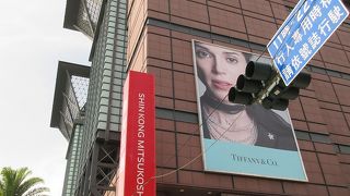 面エントランスの前がバス停になっており、台南駅行きのバスも停まります。