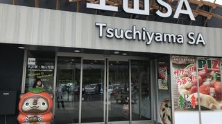 必ず立ち寄る大きなサービスエリア