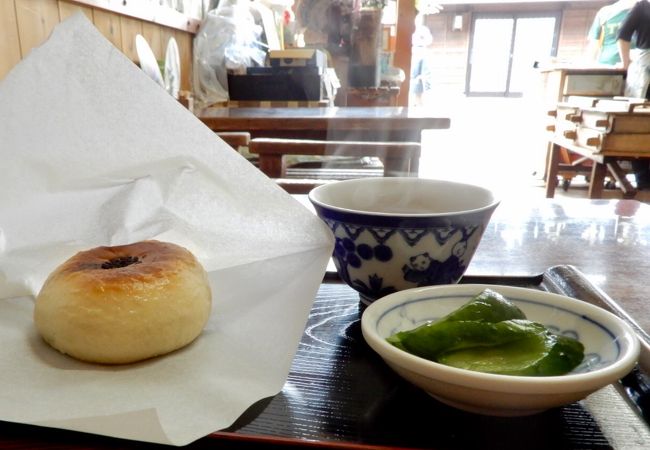 食べ歩きもいいけど、中津川が産地のほうじ茶と共に店内で召し上がれ～