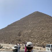 建物の間からピラミッド