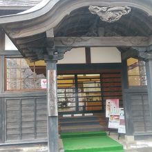 併設された物産館入口です