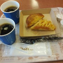 喫茶・北の郭の珈琲とピザパイです