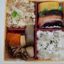 小さな弁当ですが充実していました