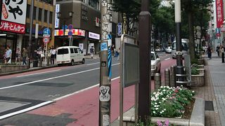 坂の途中に宮益御嶽神社がある。