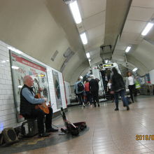 ストリートミュージシャンもいます