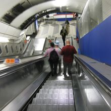 ホームは地下深い