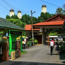 園内入り口からスルタン・アブ・バカール・モスク