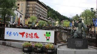 飛騨川に流れ込む小川に架かる白鷺橋