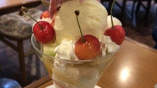 季節のパフェはサクランボ