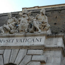 地下鉄駅前でガイドさんと待ち合わせてバチカン美術館へ