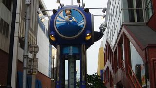 青色が印象的な時計