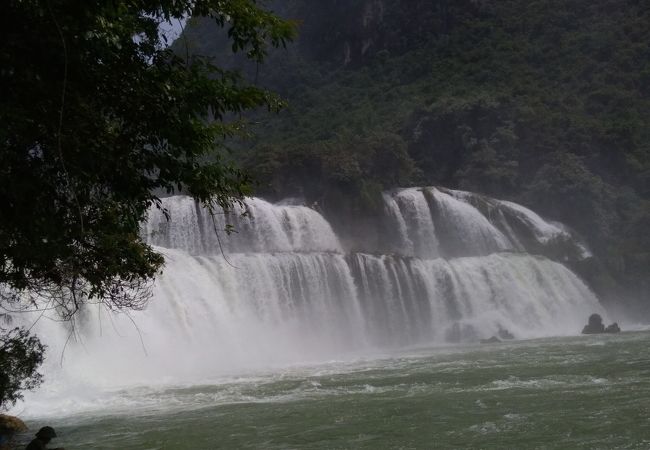 川のこちらはベトナム、向こうは中国、両国の観光客が来ています