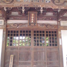 深沙堂の正面です。戸の上部に大きな額と頑丈な梁が見えます。