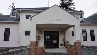 豪壮な唯念寺の隣りにひっそりと