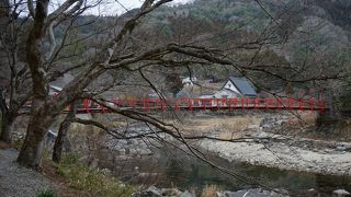 渓流にかかる赤い橋です