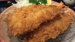 巨大エビフライがすさまじい。