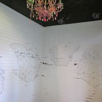 入ったところの壁やシャンデリアが面白い？