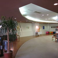 専用エレベーターで3階へフロントです