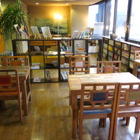 ここでテーブルに向かって寛げますよ！