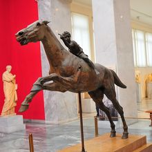 「馬に乗る少年」のブロンズ像