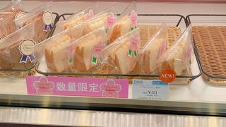 目黒川が眺められるカフェスペースあり