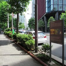 右手方向からの様子(左側の赤煉瓦積が旧万世橋駅付近の高架橋)