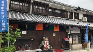 桃太郎の人形が目印です