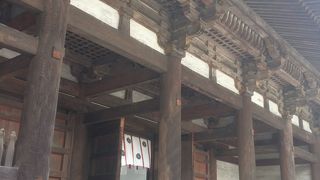 木造の大きな門