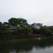 丁度金沢城と兼六園をこの浅野川と犀川で挟んでいる位置関係になります。