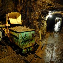 石切沢通洞坑内部。暗がりにある人形がリアルでドキッ！