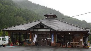 清流沿いにある道の駅 （道の駅 万葉の里）