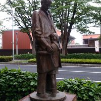 エントランス前ケヤキ通りの親子のブロンズ像