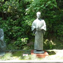 白鳥路には三文豪の像もあります