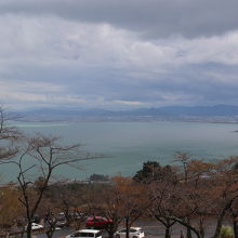 車窓には琵琶湖が見えます