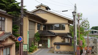 ひがし茶屋街横の浅野川のほとりにあります。しかし、わかりずらいところにあります。