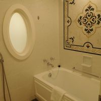 壁のモザイクタイルと明かり取りの窓がステキなバスルーム