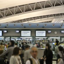 関空のチェックインカウンター